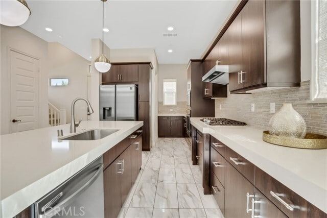 Building Photo - 783 Benchmark