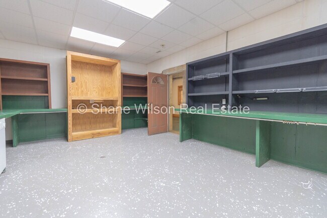 Building Photo - Commercial Property Ideal for Contractor t...