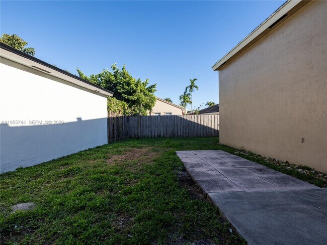 Building Photo - 200 W Riverbend Dr