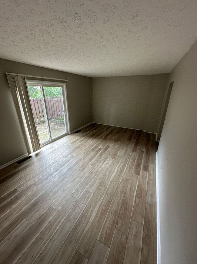 Building Photo - Updated 3 Bed 1.5 Bath Townhome with basem...