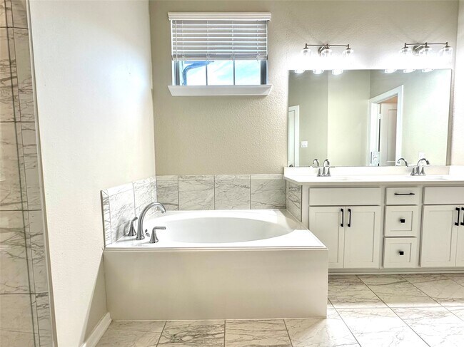 Building Photo - 9442 Starlight Oak Dr