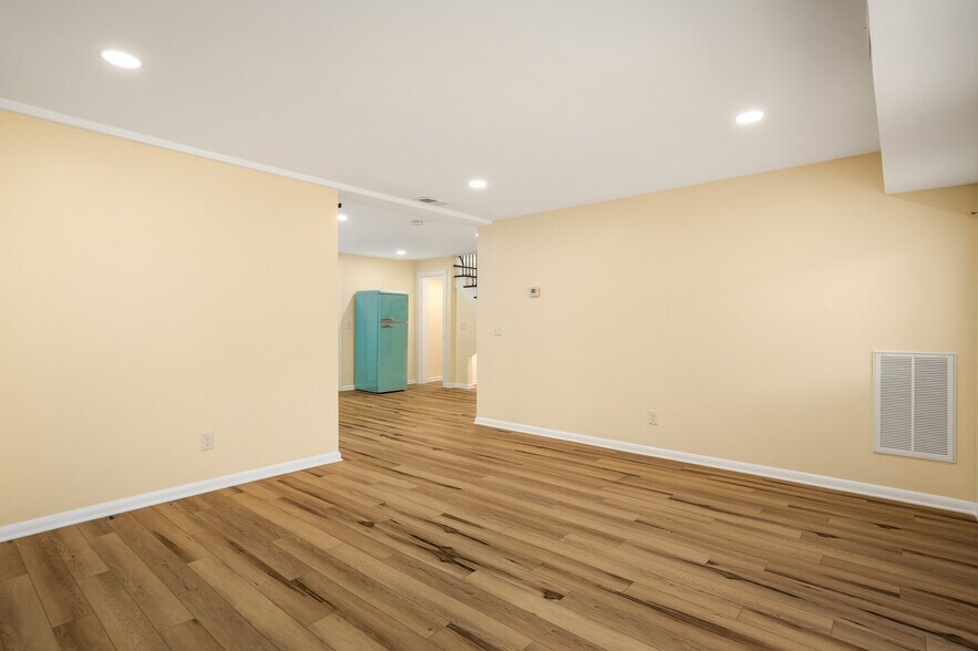 Building Photo - 2112 Sanborn Dr