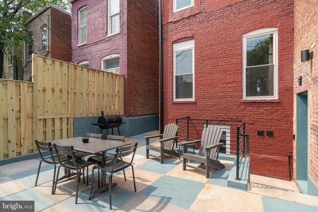 Building Photo - 711 G St SE