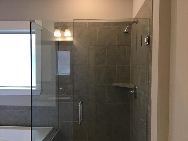 Building Photo - 700 Rivulet Dr SW