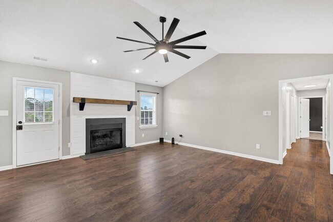 Building Photo - 213 E Ridge Ct