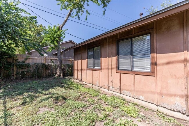 Building Photo - 6201 Berkett Cove