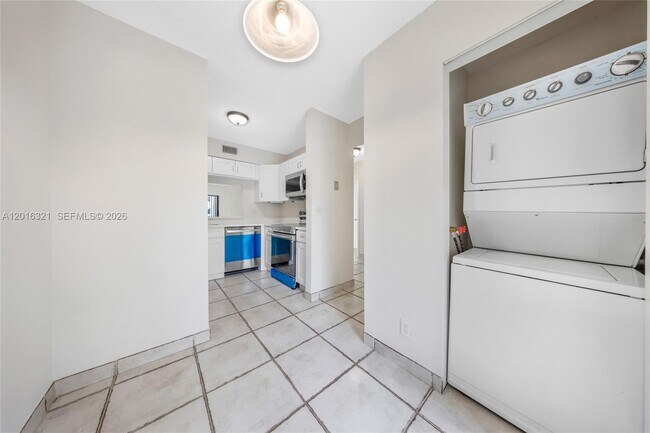 Building Photo - 5521 Courtyard Dr