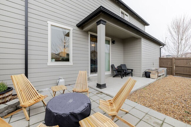 Building Photo - Charming Redmond Craftsman Retreat – Stylish 3-Bed, 3-Bath Home with Community Amenities
