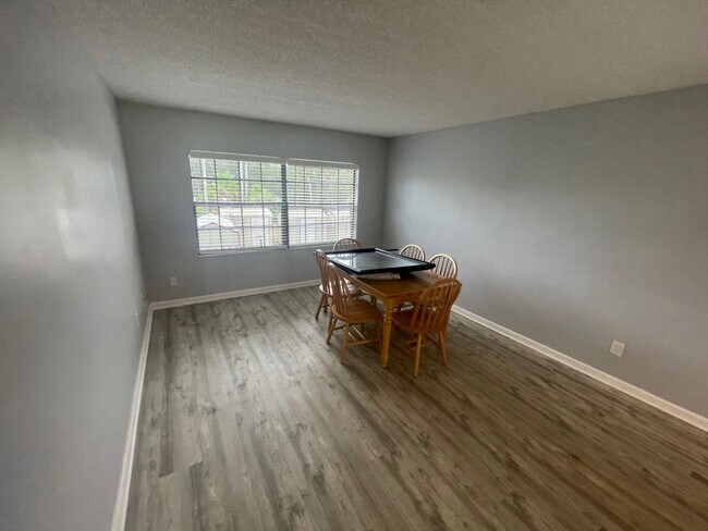 Building Photo - Spacious 2 Bedroom 2 Bath Condo  October l...