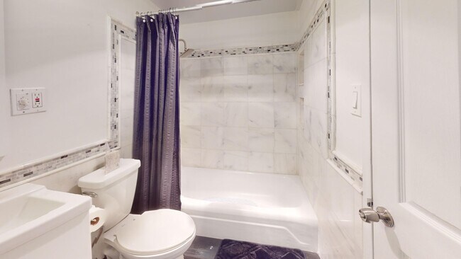 Building Photo - Incredible Location in Dupont Circle- Upda...