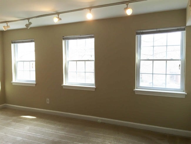 Building Photo - 2105 N Scott St