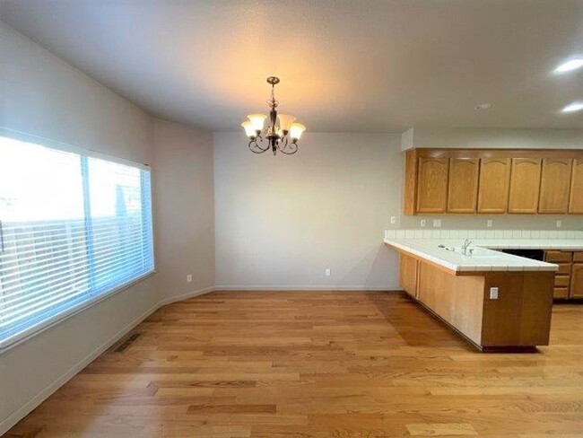 Building Photo - Clayton Beautiful 3 bedroom 2.5 bathroom w...