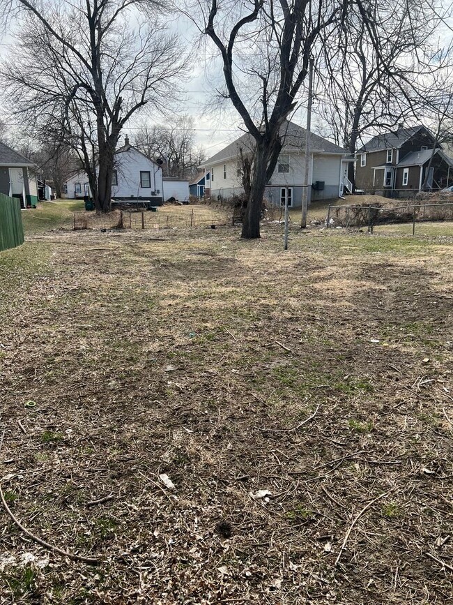 Building Photo - 3 Bedroom/ 1 Bathroom $1050