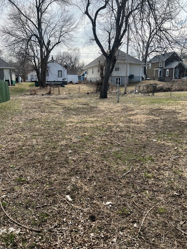 Building Photo - 3 Bedroom/ 1 Bathroom $995 Coming soon!