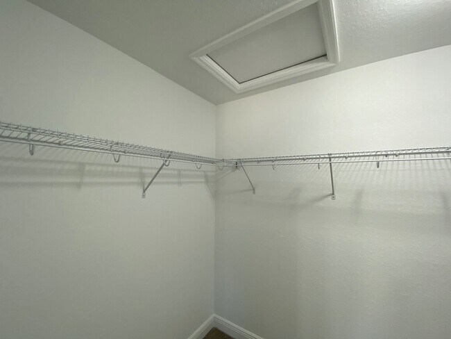 Building Photo - Desirable SW Ocala Neighborhood 4/2/2 *WON'T LAST*