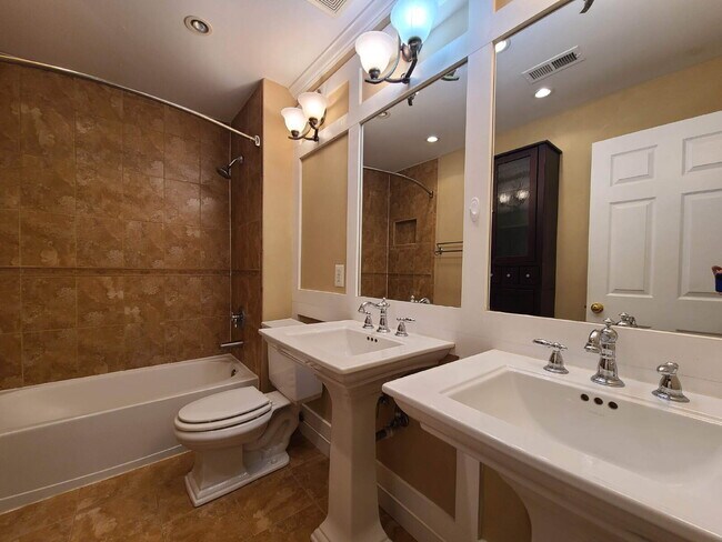 Building Photo - Gorgeous 6 BR Home, Convenient to Quantico & Commuting