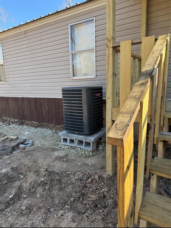 Building Photo - 511 County Rd 2218