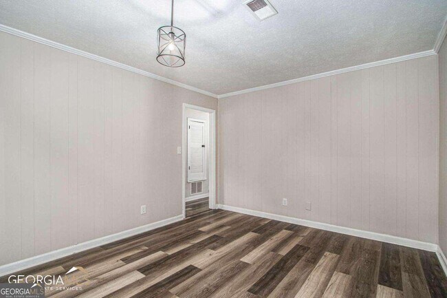 Building Photo - 2243 7 Oaks Cir