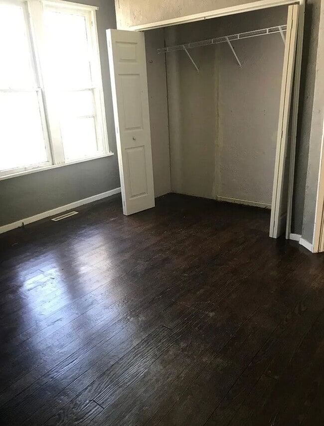 Building Photo - 2 bedroom/1 bathroom