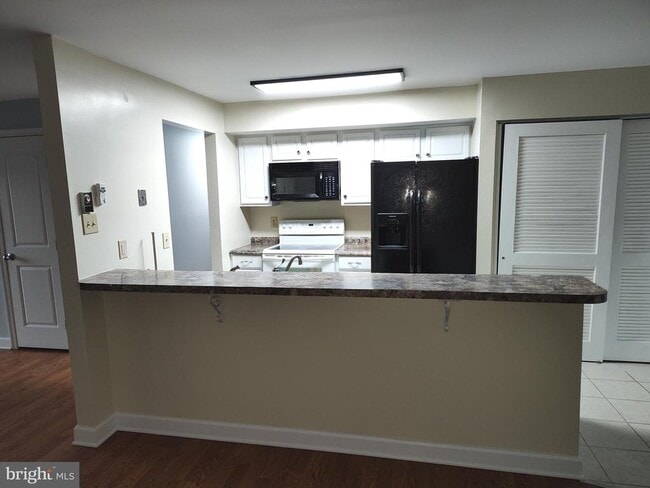 Building Photo - 8566 Dyott Ct