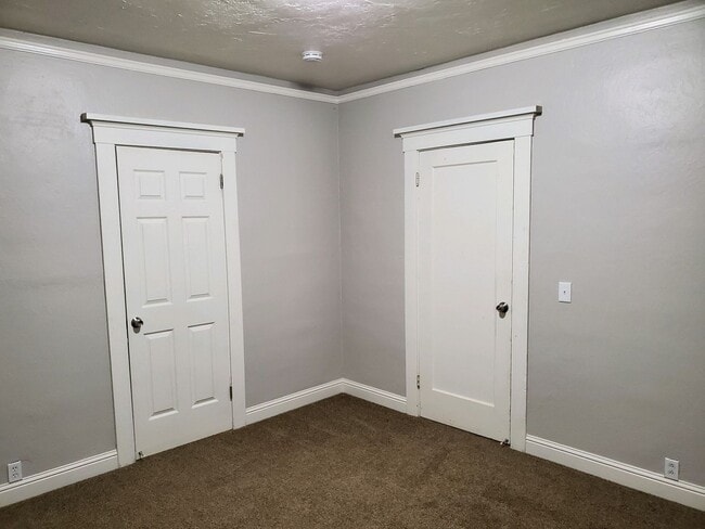 Building Photo - Beautifully Remodeled 5 Bedroom Home.