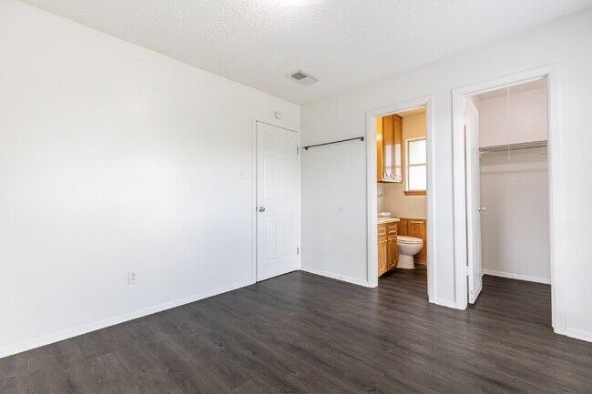 Building Photo - 4910 Tennyson Dr