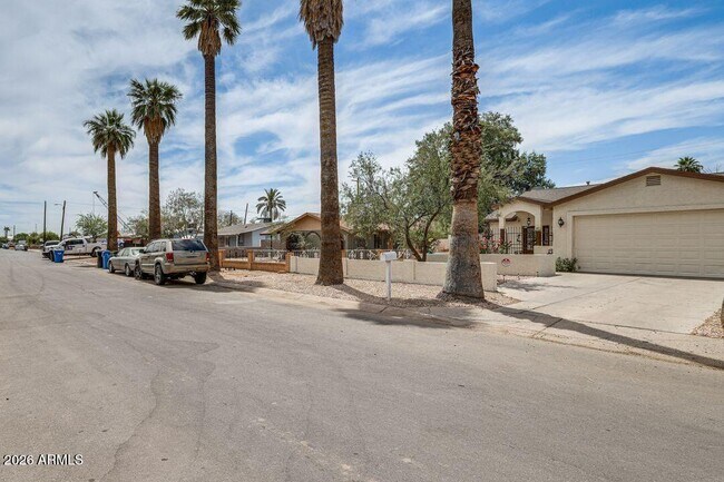 Building Photo - 2919 W Palm Ln