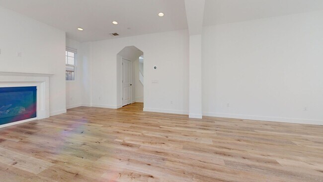 Building Photo - Bright & Beautiful 4 Bedroom 3 Full Bathroom Home!