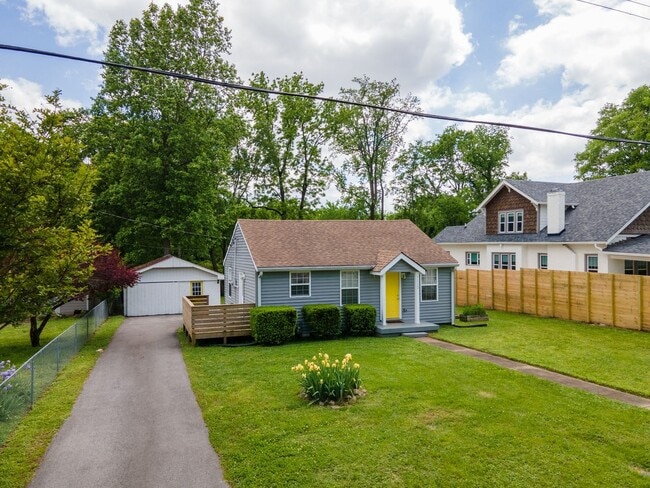 Building Photo - LOOK NO FURTHER THAN THIS INGLEWOOD CHARMER!