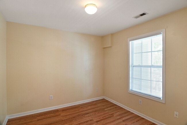 Building Photo - Spacious 3 Bedroom Condo- Close to NCSU and Downtown Raleigh! Available Now!