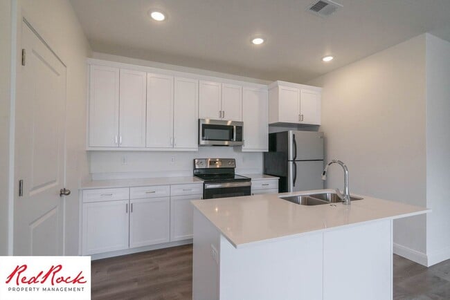 Building Photo - Spacious 3 Bedroom Unit in Desert Color With Pool & Lagoon Access