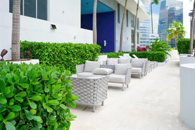 Building Photo - 1300 Brickell Bay Dr