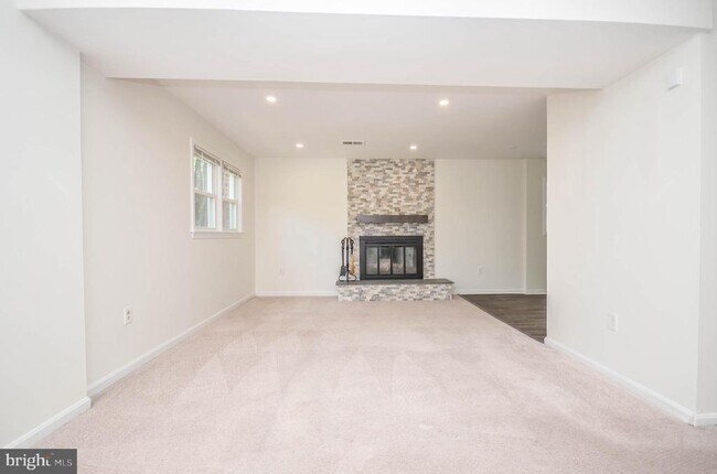 Building Photo - 2812 Yeonas Dr