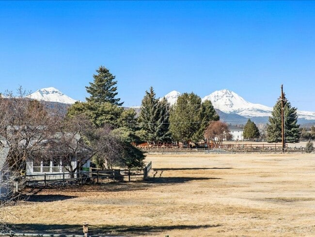 Building Photo - 4 Bedroom Tumalo Dream home on 3.21 Acres!