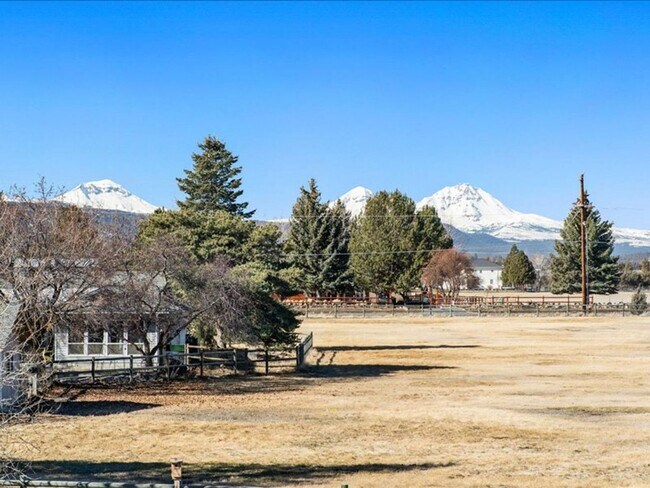 Building Photo - Stunning Tumalo Home on 3.21 Acres with Ca...