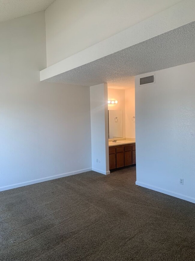 Building Photo - Lovey Townhome In Clovis!