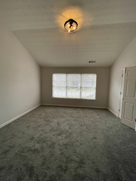 Building Photo - 660 Kenridge Way