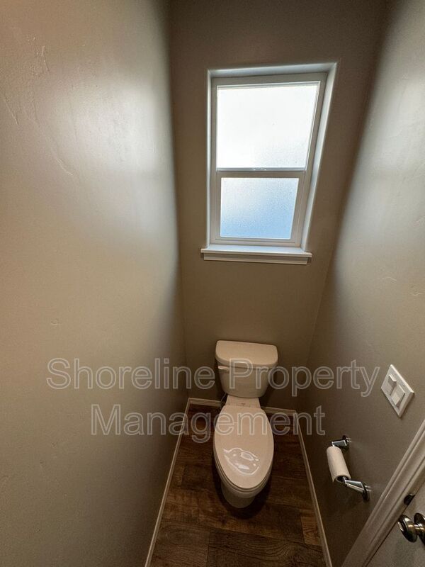Building Photo - 511 Diamond Lake St