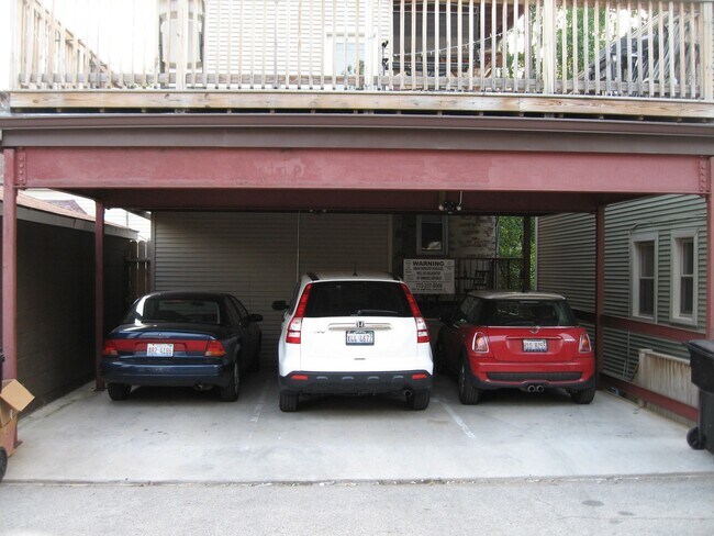 Building Photo - Condo Quality 2bed/1bath GARDEN space in t...