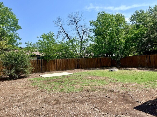 Building Photo - 3 Bedroom 2 Bath~ Close to Fort Sam!