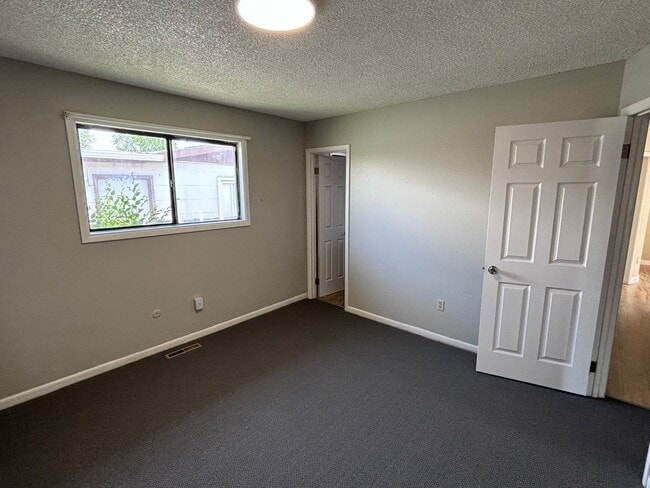 Building Photo - Duplex for rent!