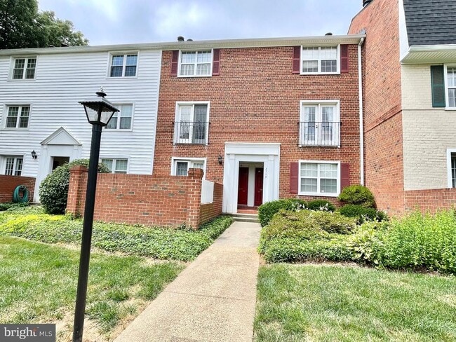 Building Photo - 2713 S Walter Reed Dr