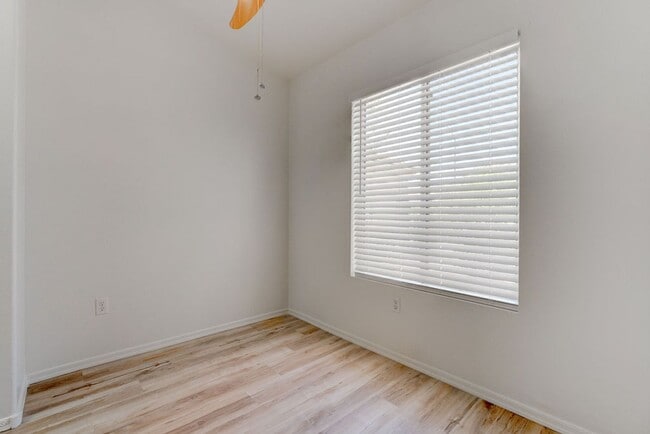 Building Photo - Beautiful 2 Bedroom Home Backing to Greenbelt