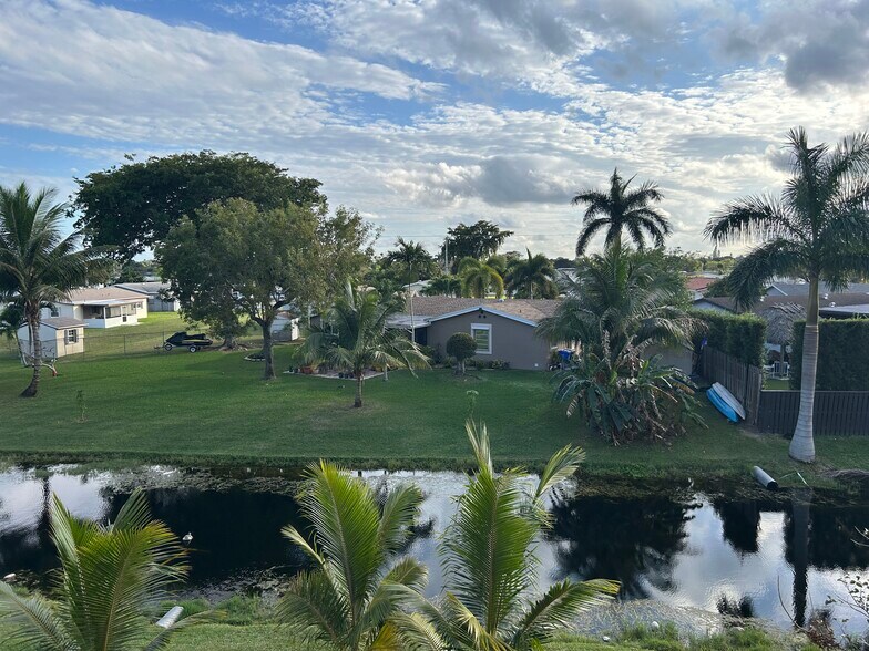 Building Photo - 6770 Royal Palm Blvd