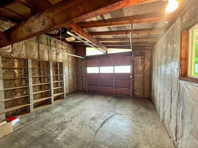 Building Photo - Updated 3BD w/ Outbuildings & Shop - Water included