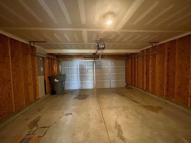 Building Photo - Beautiful 4 bedroom 2.5 bath 2 story home ...