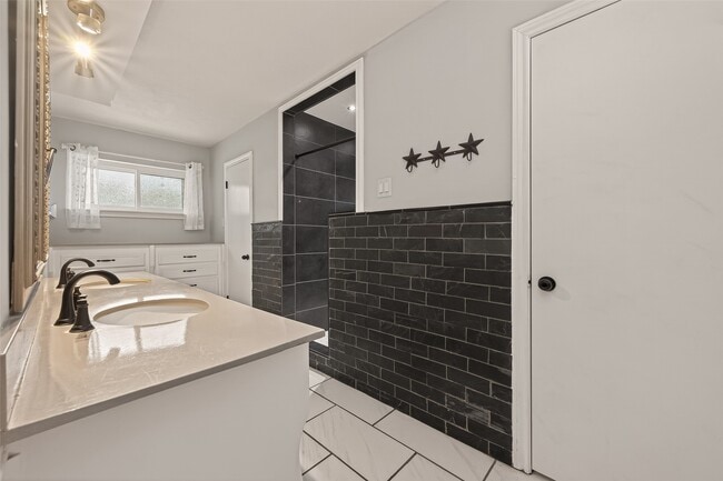 Building Photo - 13418 Paradise Valley Dr