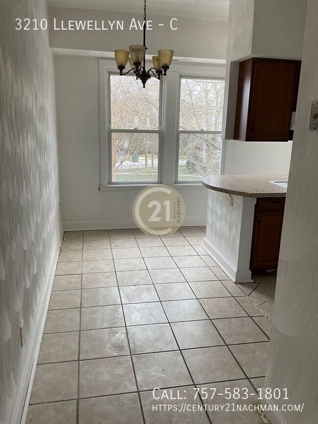 Building Photo - 3210 Llewellyn Ave
