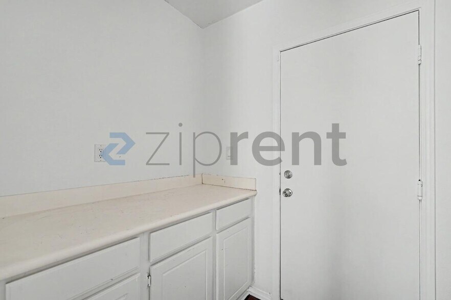 Building Photo - Unit