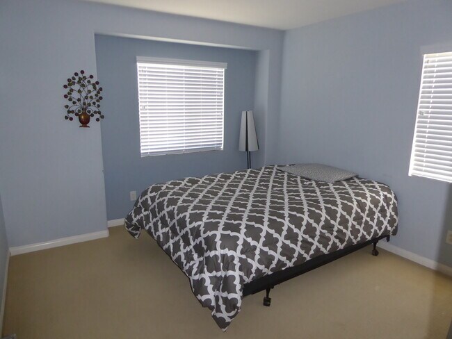 Building Photo - COMING SOON! 4 Bedroom Home in the Canyon Gate Community in Newhall!
